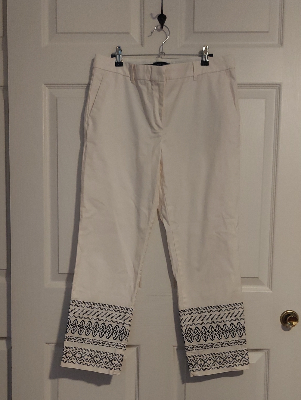 Ann Taylor Embroidered White Cropped Pants Sz. 8 Like New